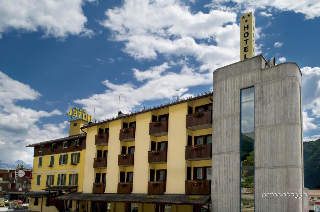 Hotel Ferrovia Calalzo di Cadore Bagian luar foto